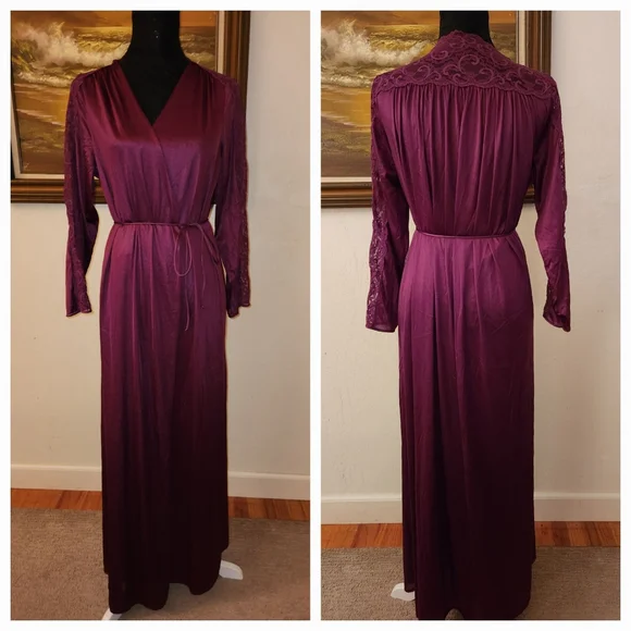 Vintage 1960s Maidenform Lace Accented Robe